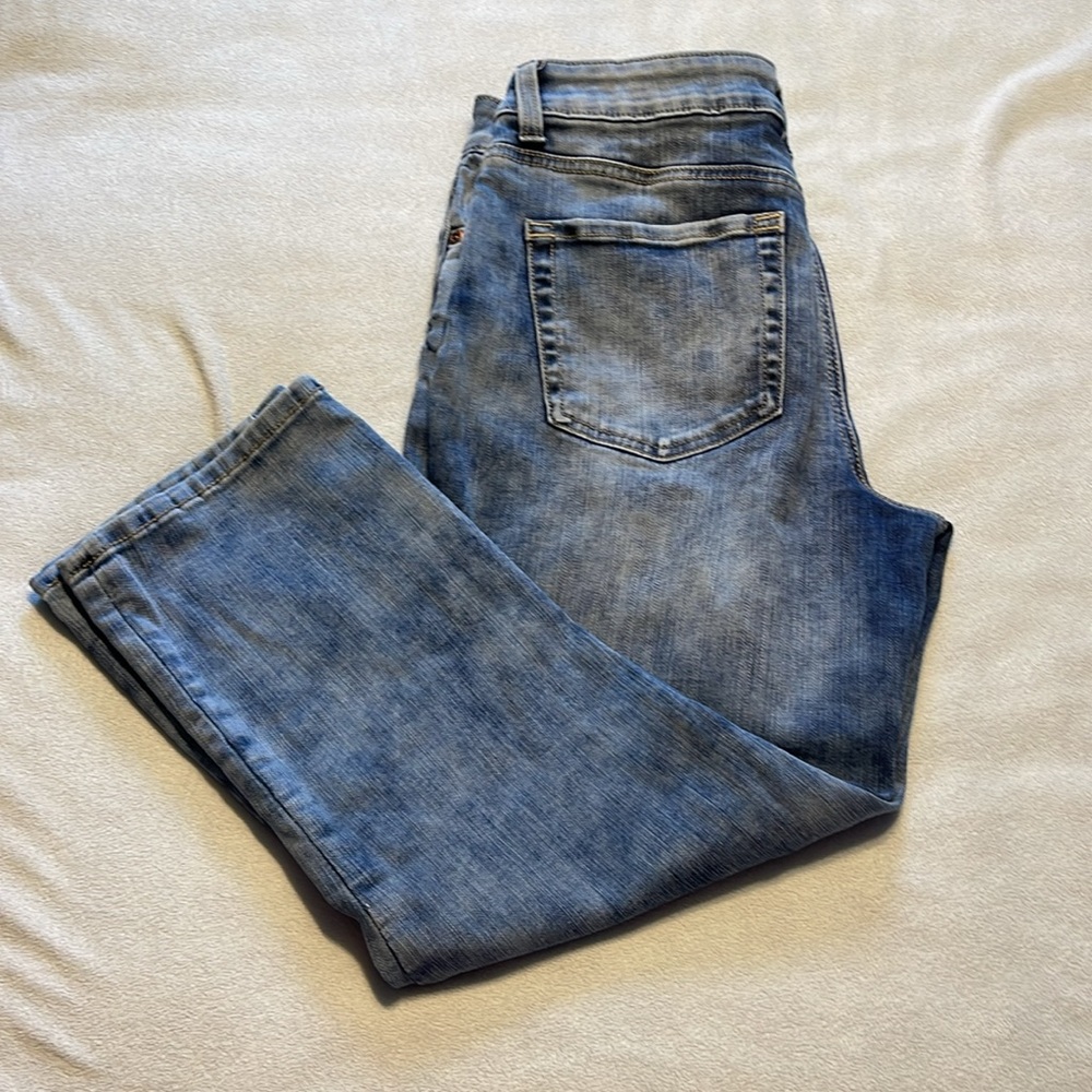 Maurices Capris mid rise light washed. Size medium. Inseam 22 in. Waist 14 in